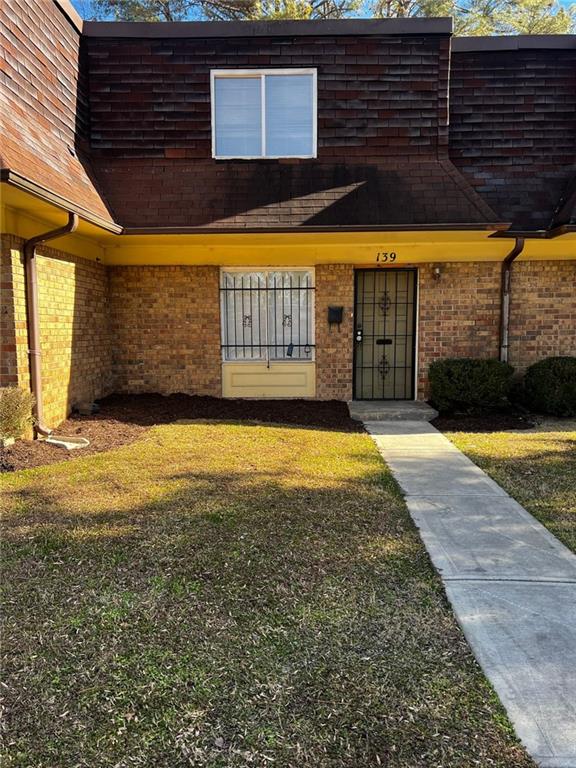 property entrance featuring a yard