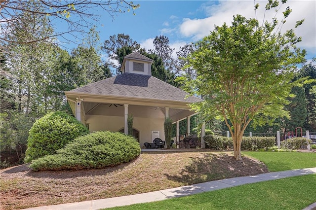 view of front facade with a front lawn