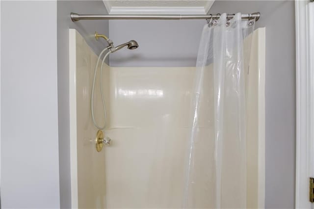 82 Cedar Blf, Winder, GA 30680 - full bathroom featuring a shower with curtain