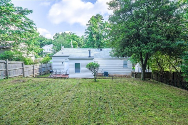 1279 Skyhaven Rd SE, Atlanta, GA 30316 - back of property featuring a fenced backyard and a patio area