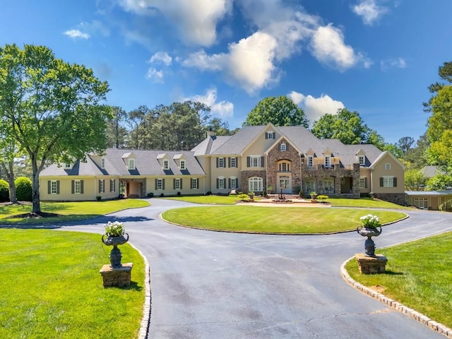 view of front of home featuring a front lawn