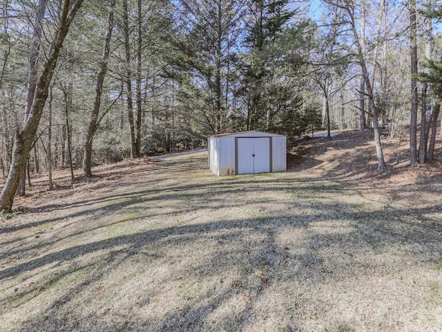 view of yard featuring a storage unit