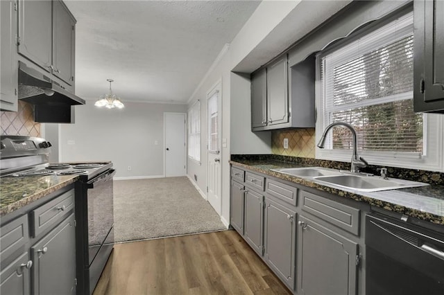 kitchen featuring sink, crown molding, gray cabinets, backsplash, and black appliances