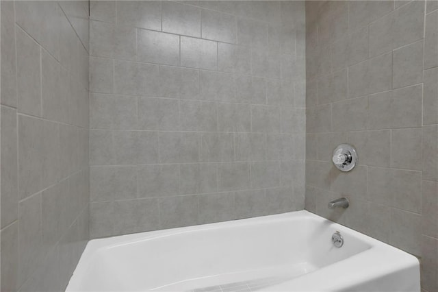 bathroom with tiled shower / bath