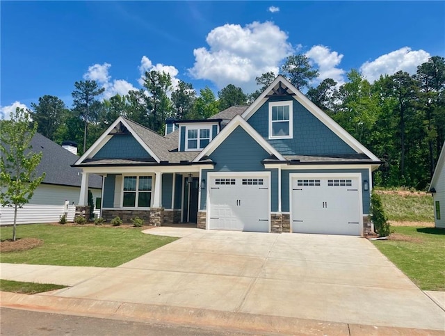 craftsman-style house featuring a front yard