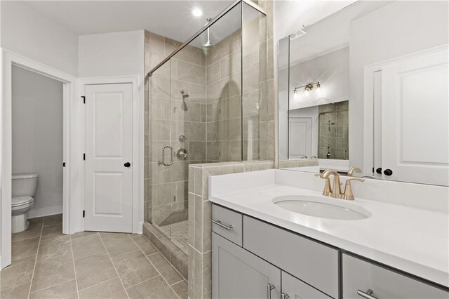 kitchen featuring stainless steel appliances, an island with sink, sink, hanging light fixtures, and gray cabinets