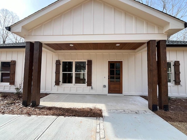 entrance to property featuring covered porch