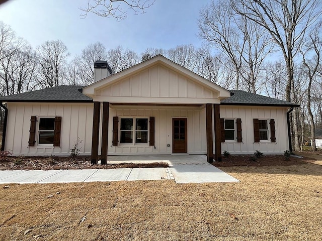 view of front facade featuring a porch and a front yard