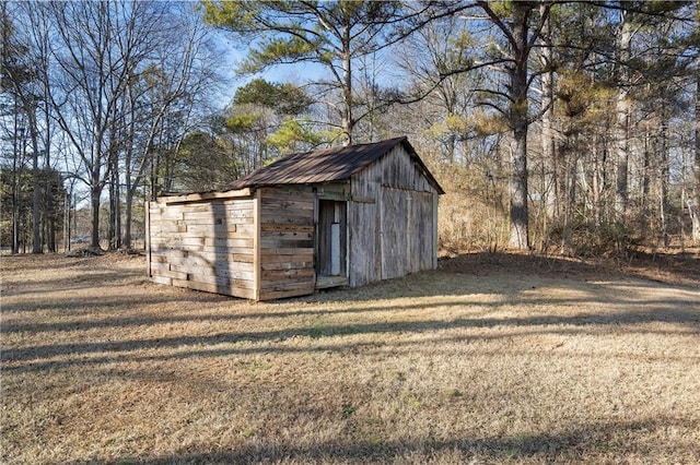 view of outdoor structure featuring a yard