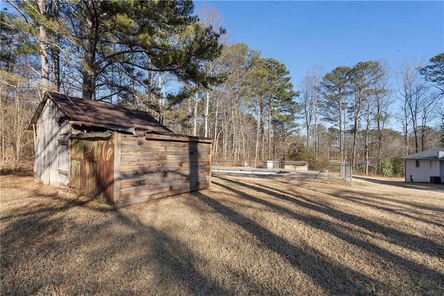 view of yard featuring a shed