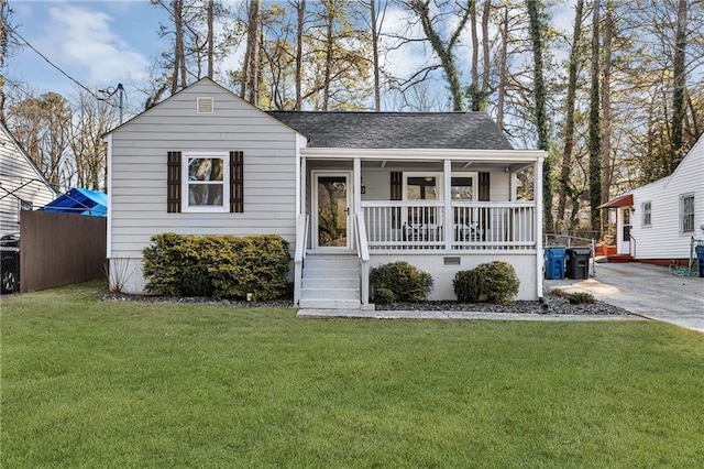 view of front of house with covered porch and a front lawn