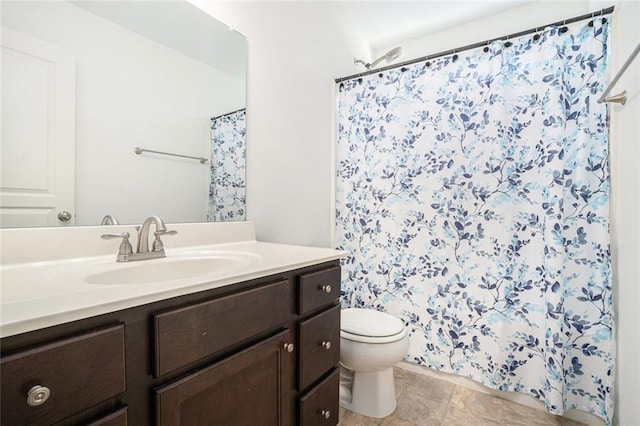 bathroom featuring a shower with shower curtain, vanity, and toilet