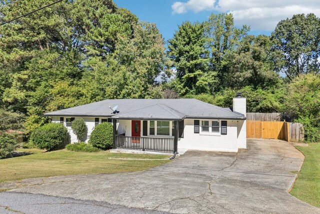 ranch-style house with a front yard