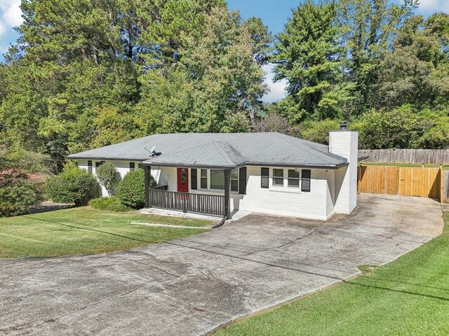 view of front of property featuring covered porch and a front lawn