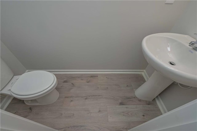 bathroom featuring sink and toilet