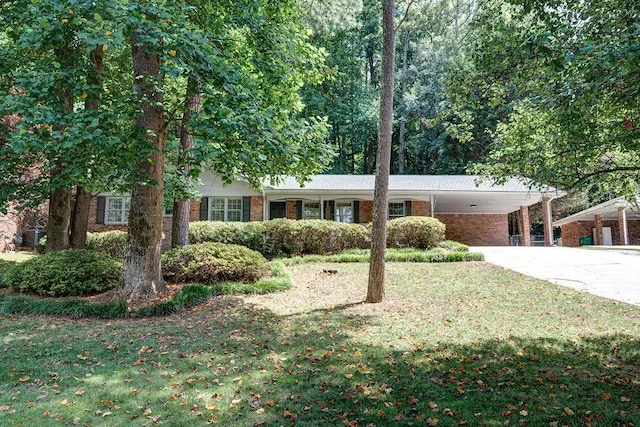 view of front of home featuring a front lawn and a carport