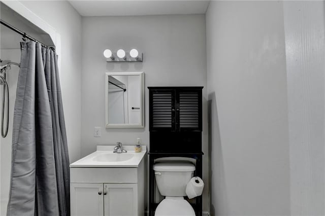 full bathroom with toilet, vanity, and a shower with curtain