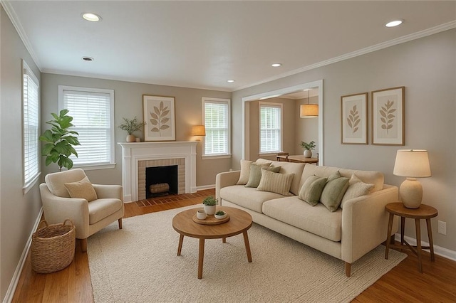 living room featuring baseboards, recessed lighting, wood finished floors, and crown molding