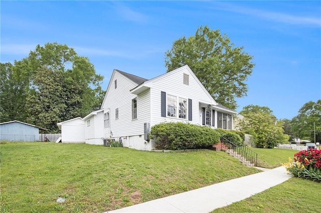 view of front of home featuring fence and a front yard