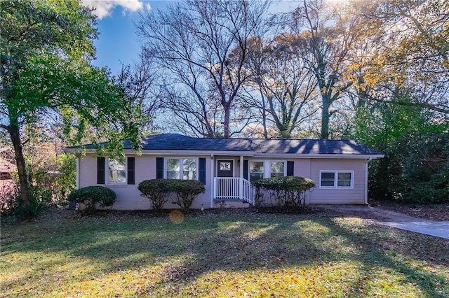 ranch-style house featuring a front yard