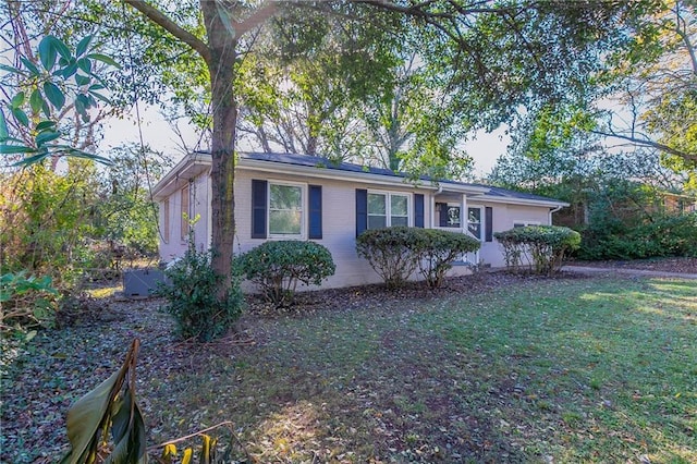 ranch-style home featuring a front yard