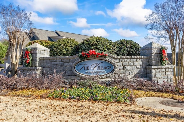 view of community / neighborhood sign