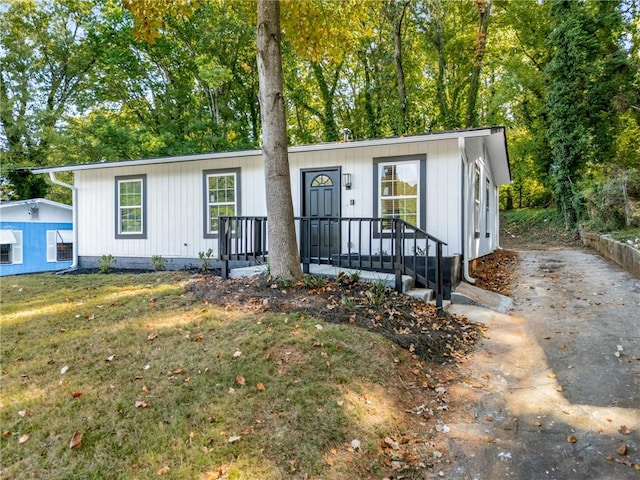 view of front of property featuring a front lawn