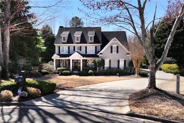 view of front facade featuring driveway