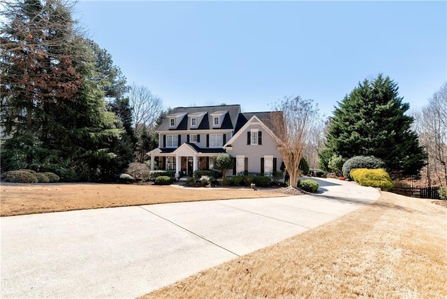 view of front of property featuring a front lawn