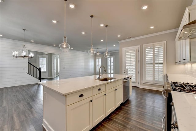 kitchen with crown molding, stainless steel appliances, recessed lighting, dark wood-type flooring, and a sink