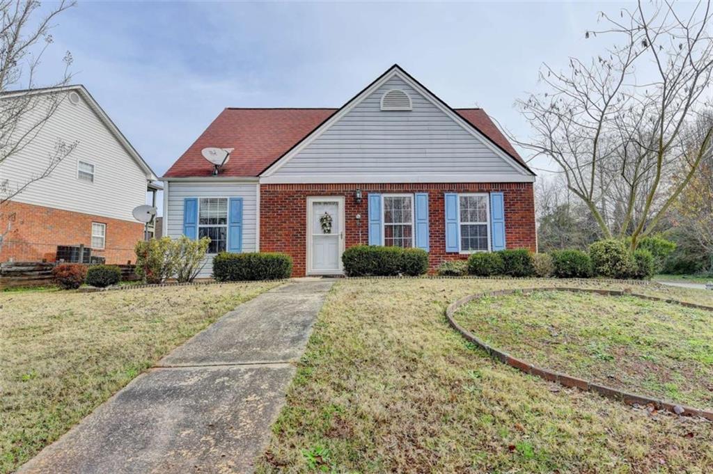 view of front of home with a front lawn