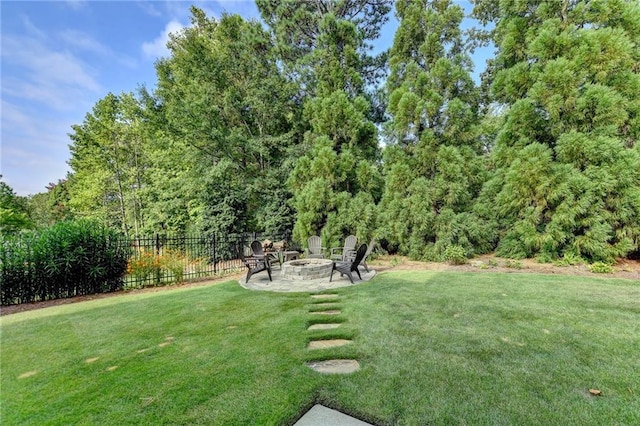 view of yard featuring a fire pit