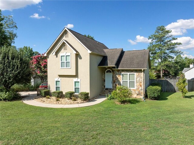 view of front property featuring a front yard