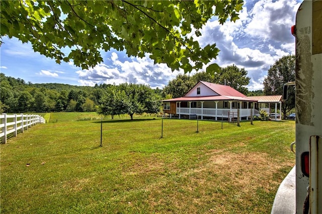 view of yard featuring a rural view