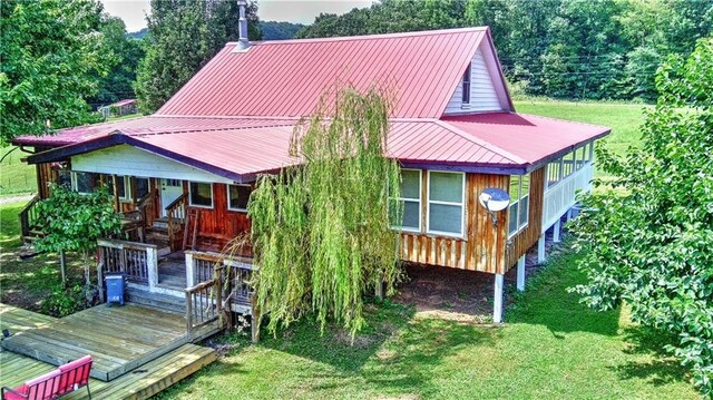 view of front of property with a front lawn