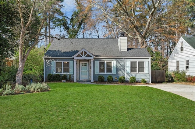 view of front of home featuring a front lawn