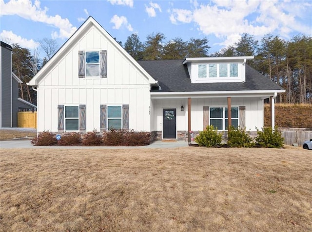 view of front of home featuring covered porch and a front lawn