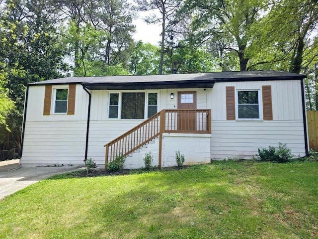 view of front of home featuring a front lawn