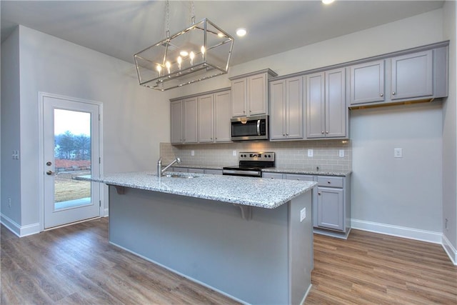 96 Sherwood Dr, Commerce, GA 30529 - kitchen featuring stainless steel appliances, backsplash, a sink, light wood-type flooring, and gray cabinetry