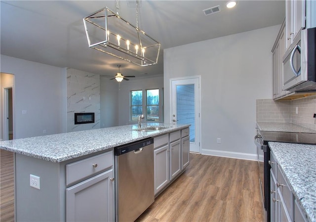 96 Sherwood Dr, Commerce, GA 30529 - kitchen featuring a sink, ceiling fan, appliances with stainless steel finishes, gray cabinetry, and visible vents