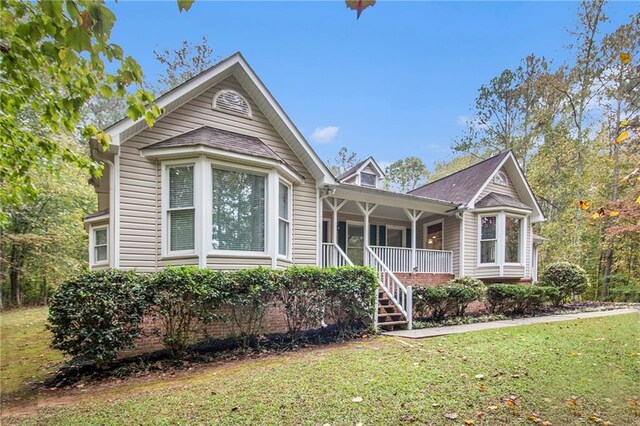 view of front of property featuring a front yard and covered porch