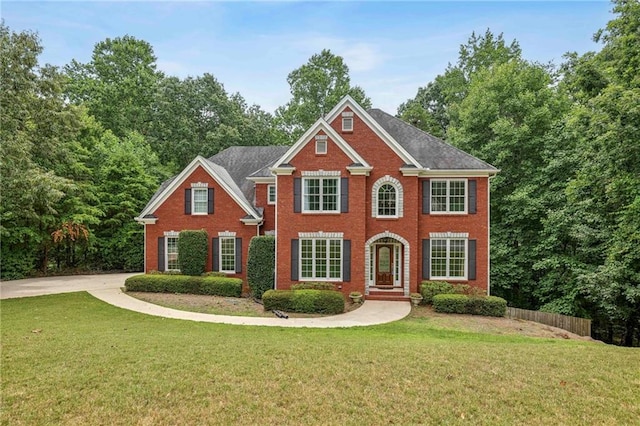 view of front of property featuring a front lawn