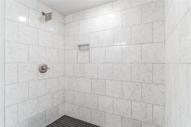full bathroom featuring a tile shower