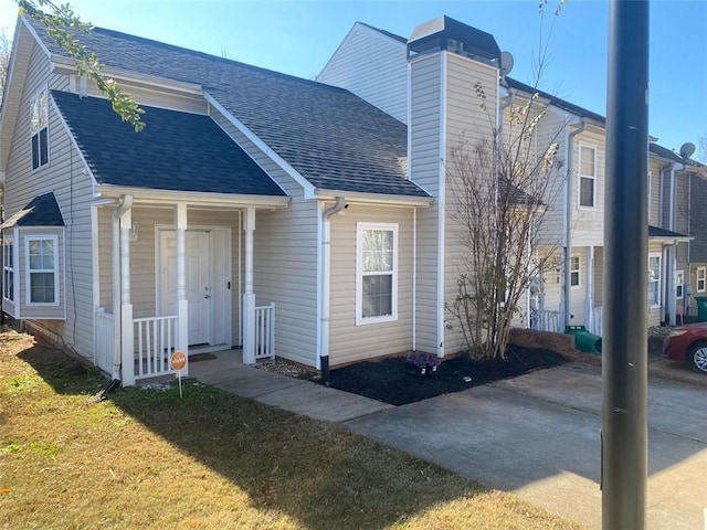 view of front of home featuring a front lawn