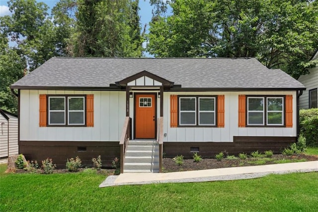 view of front facade with a front lawn