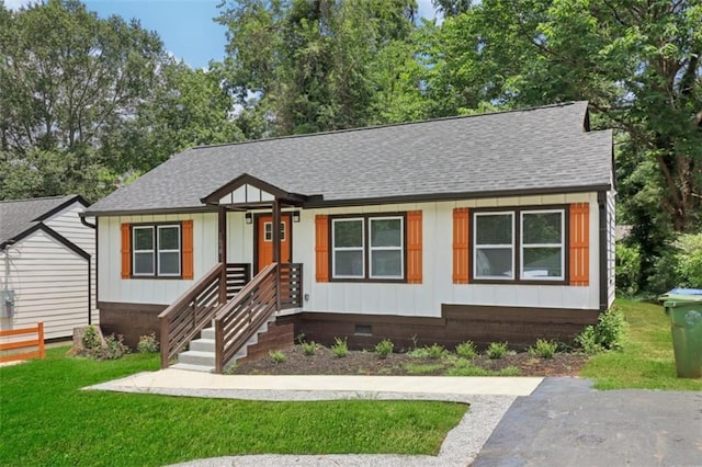 view of front facade with a front lawn