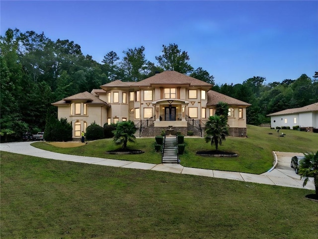 view of front facade with a lawn