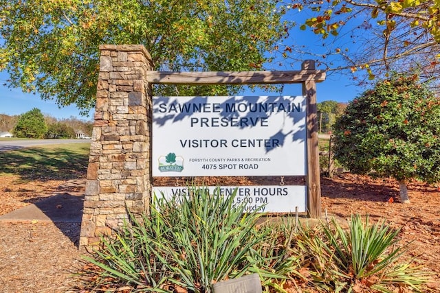 view of community / neighborhood sign