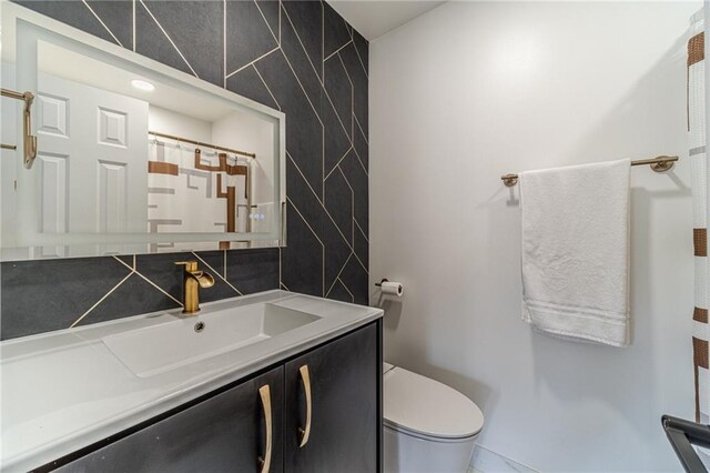 2164 Mill Garden Run, Buford, GA 30519 - full bath featuring backsplash, toilet, and vanity
