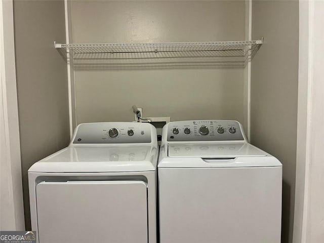 washroom with laundry area and independent washer and dryer